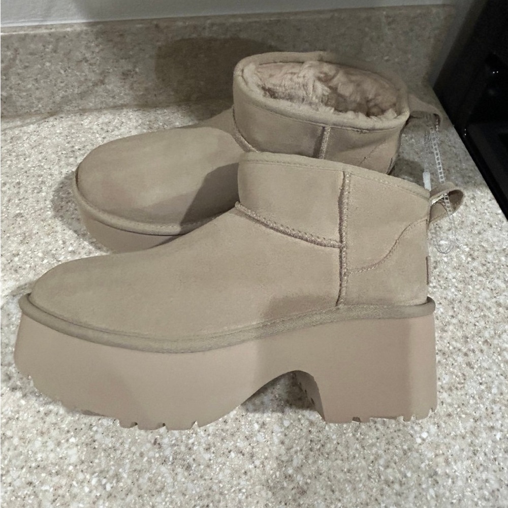 UGG Women’s Classic Ultra Mini New Heights Platform Boots Size 9 NEW
